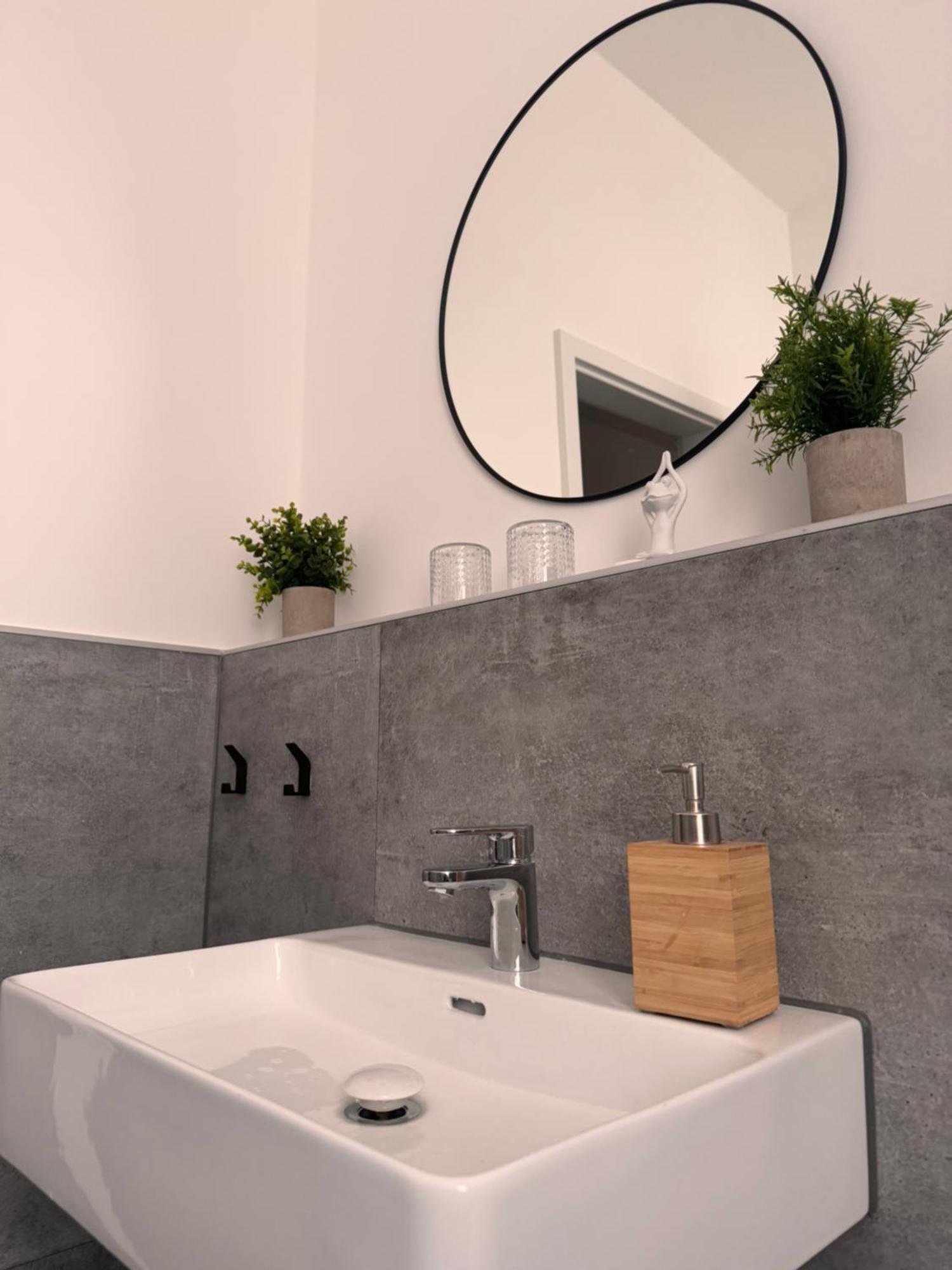 Studio Apartment Im Zentrum Mit Parkplatz & Neuem Badezimmer Magdebourg Extérieur photo
